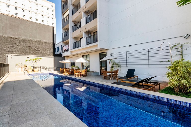 Studio em frente ao metrô + Piscina, Rooftop e AC