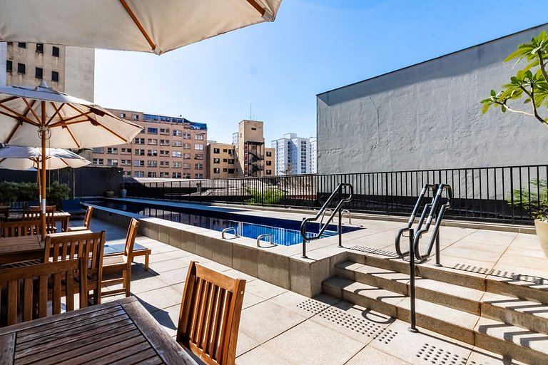 Studio em frente ao metrô + Piscina, Rooftop e AC